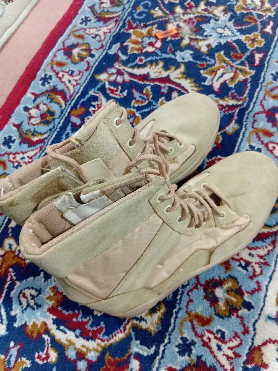 بوت|کیف، کفش، کمربند|ساری, |دیوار