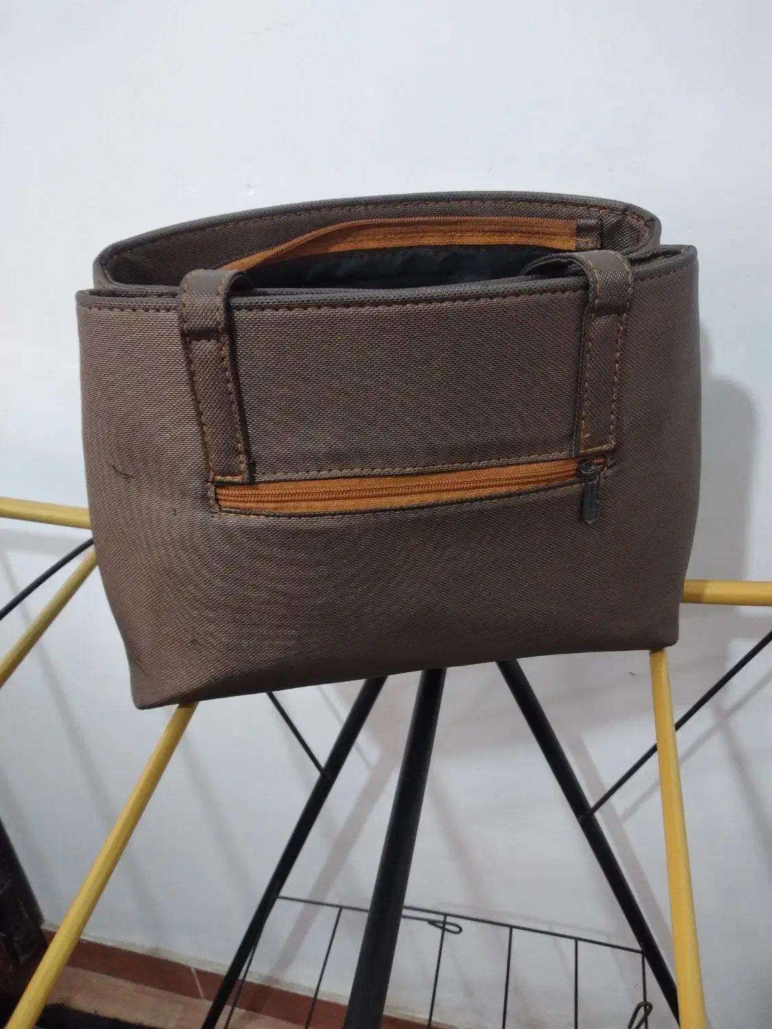 کیف رو دوشی|کیف، کفش، کمربند|فومن, |دیوار