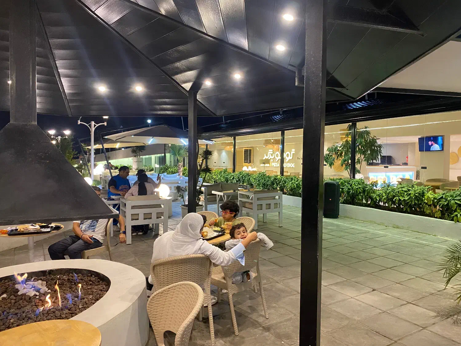 استخدام نیرو خانم برای هاست سالن شمال|استخدام خدمات فروشگاه و رستوران|چالوس, |دیوار