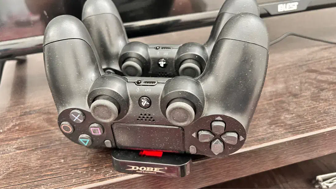 دسته ps4 همراه استند شارژ|کنسول، بازی ویدئویی و آنلاین|یزد, |دیوار