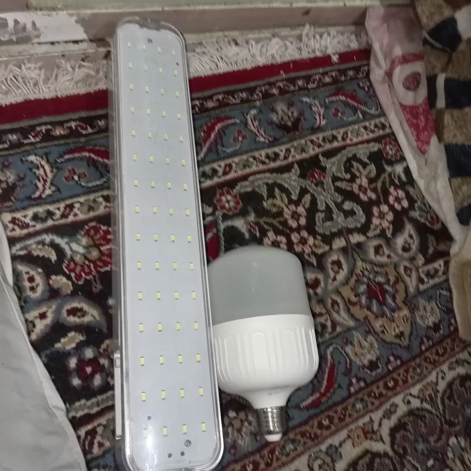 لامپ شارژی و یک عدد لامپ معنولی|لامپ و چراغ|نجف‌آباد, کشاورز|دیوار