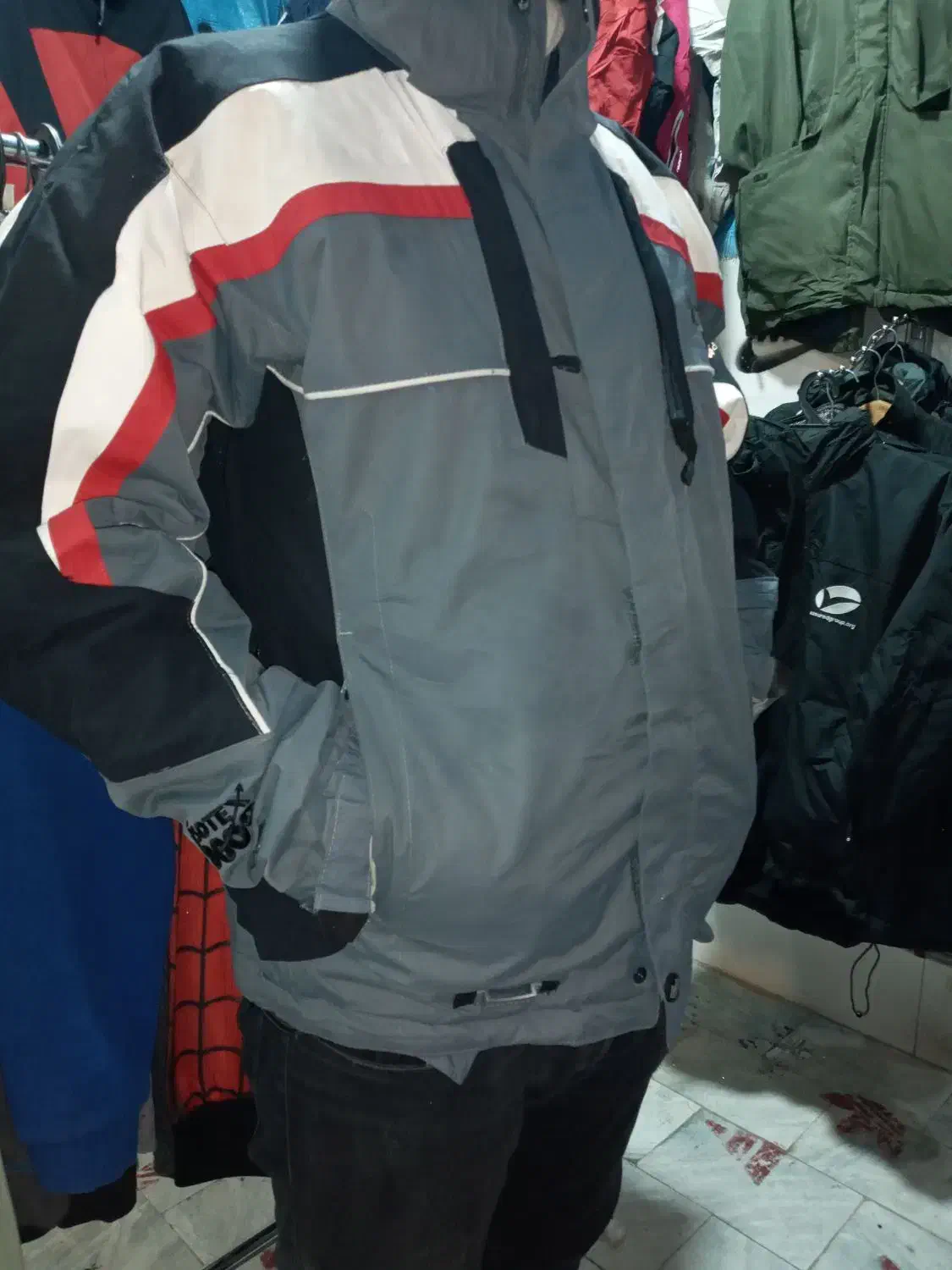 بادگیر تاناکورا|لباس|قم, ولیعصر|دیوار