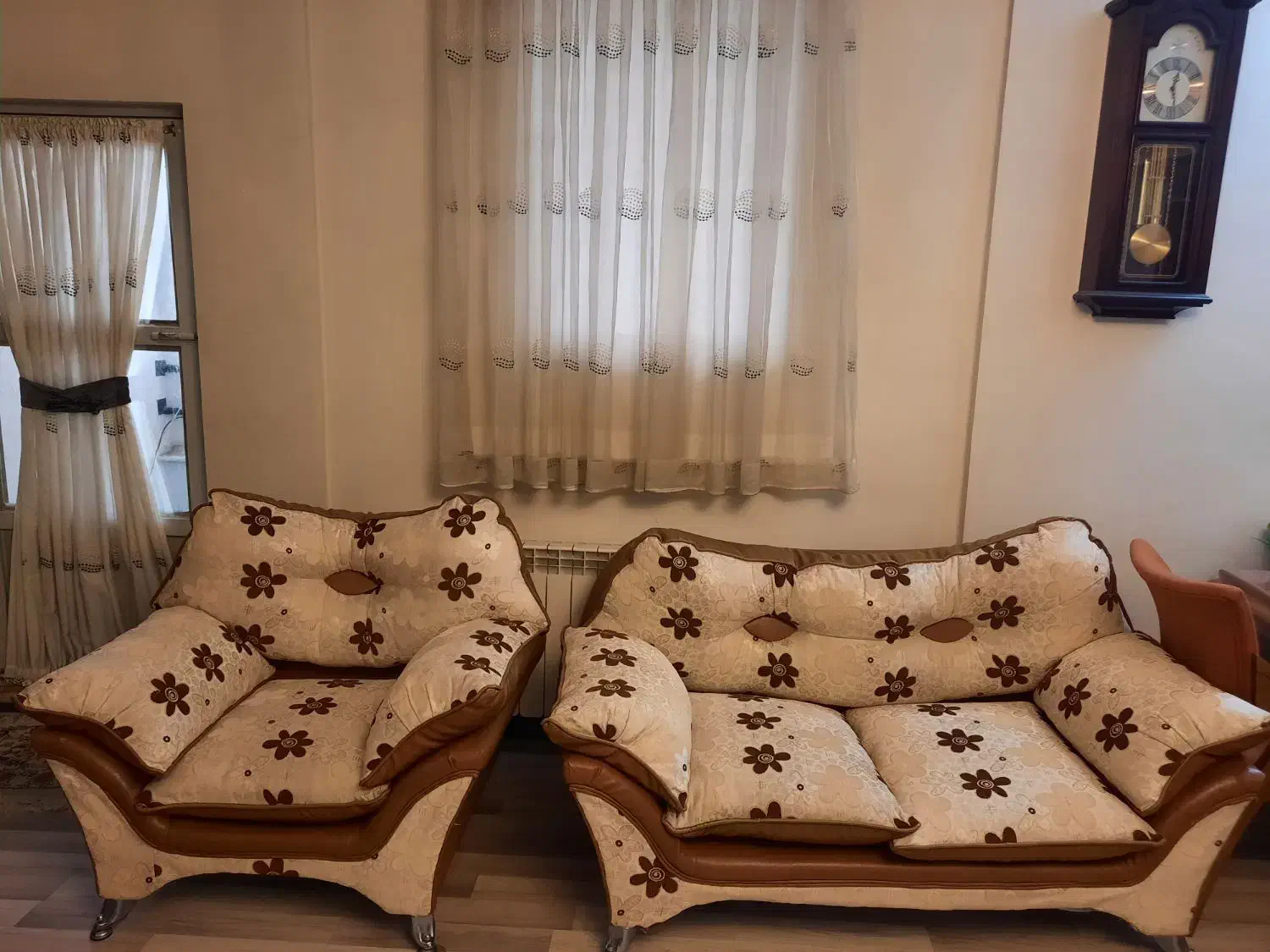 فروش مبل ۷ نفره چرم و پارچه ترک|مبلمان خانگی و میز عسلی|صدرا-فارس, فاز ۱|دیوار