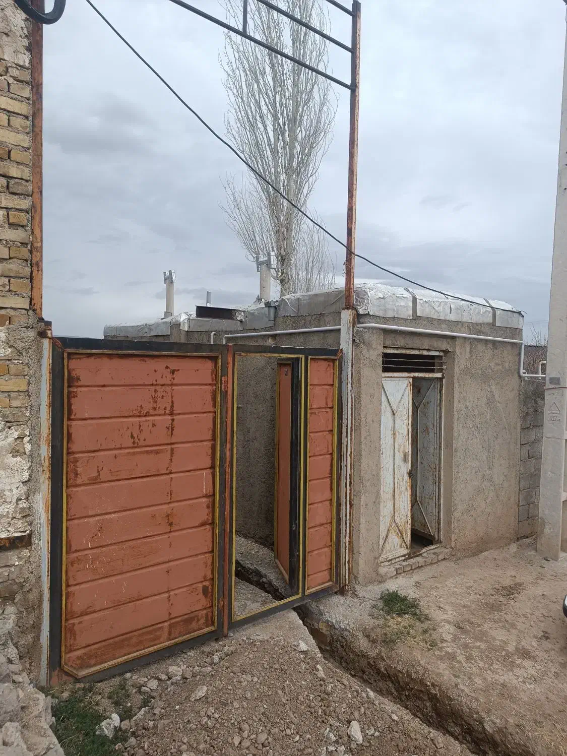 درب گاراژ قدیمی|مصالح و تجهیزات ساختمان|باغ حلی, |دیوار