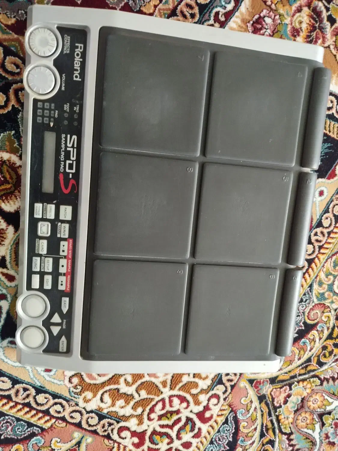 پرکاشن|درام و پرکاشن|تهران, فلسطین (میدان انقلاب)|دیوار