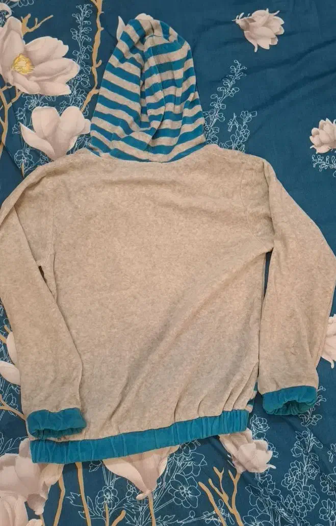 سویشرت دخترانه مخملی زیبا در حد نو|کفش و لباس بچه|یزد, |دیوار