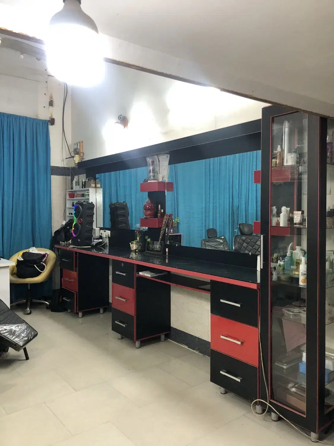 میزکار آرایشی همراه با آینه و ویترین|آرایشگاه و سالن‌های زیبایی|نکا, |دیوار