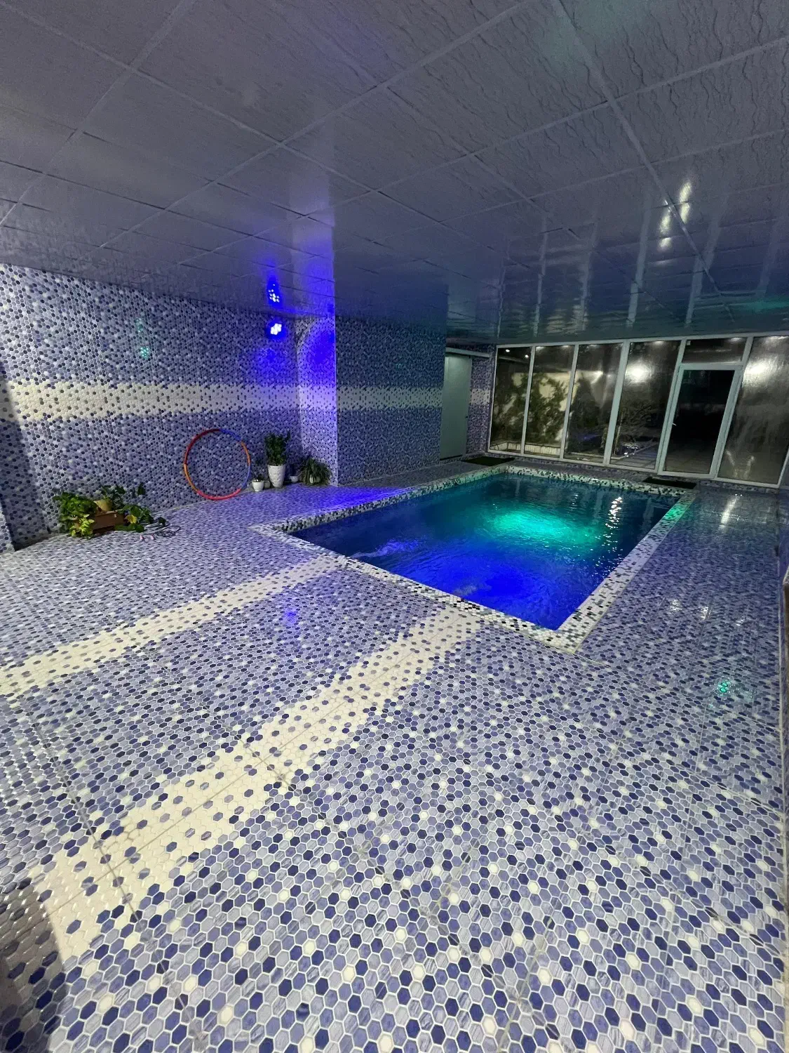 ویلا مدرن سه خواب استخردار شیک|اجارهٔ کوتاهمدت ویلا و باغ|چهارباغ, |دیوار