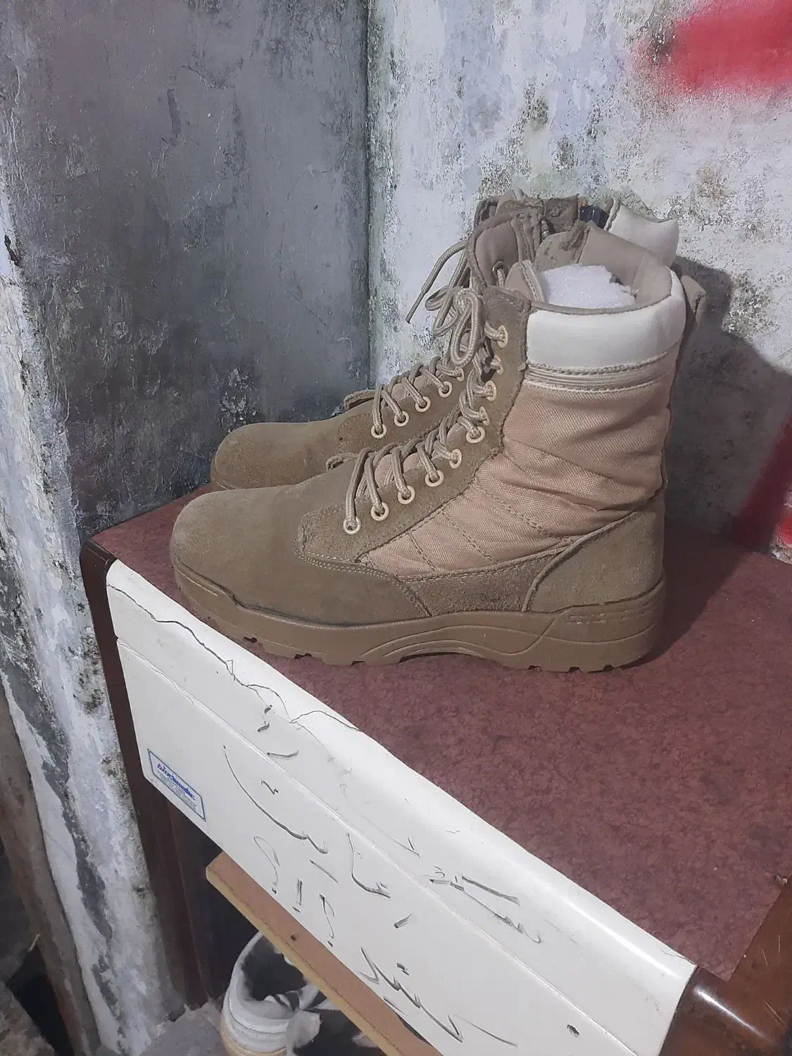 پوتین|کیف، کفش، کمربند|بندر انزلی, آذربایجان|دیوار