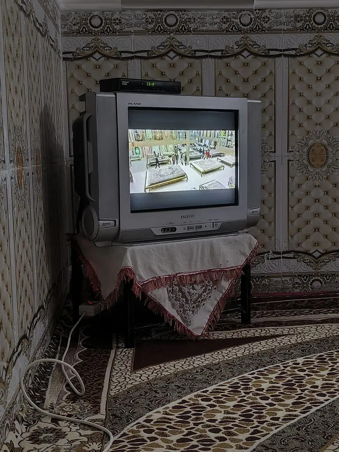 تلویزیون همراه با دیجیتال و میز|تلویزیون و پروژکتور|زاهدان, |دیوار