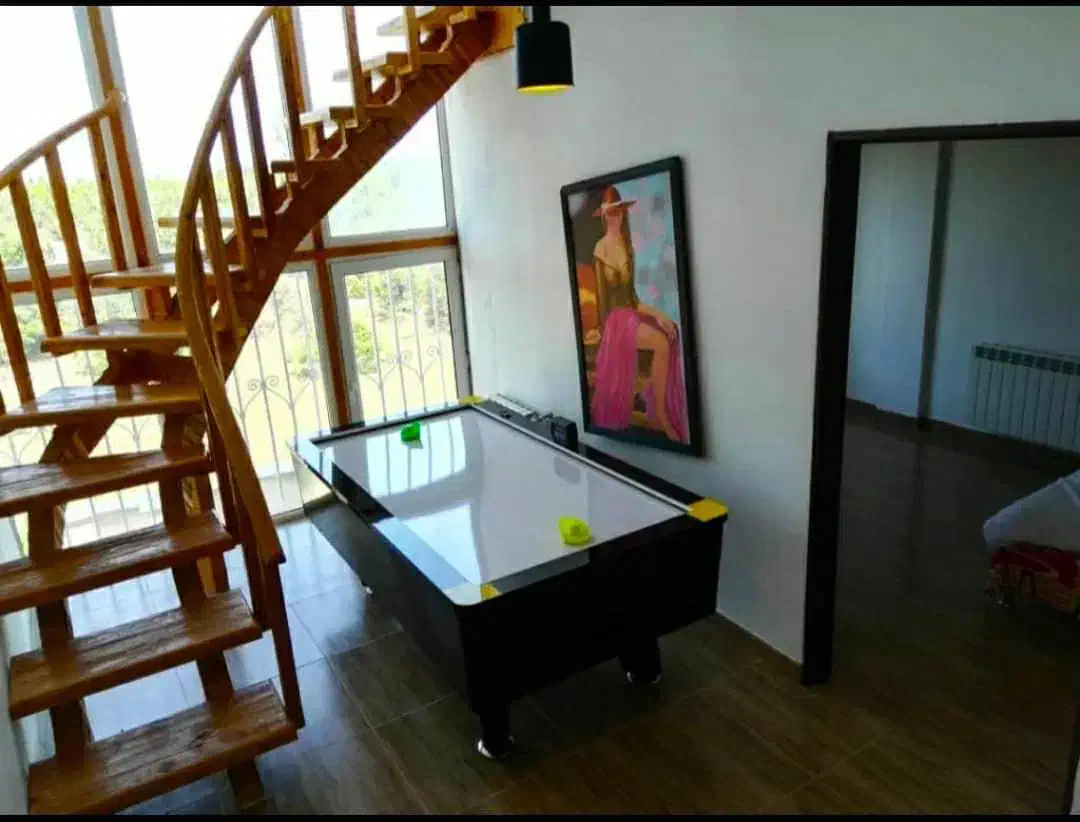 اجاره ویلا دوبلکس نوساز|اجارهٔ کوتاه‌مدت ویلا و باغ|لاهیجان, شیشه گران|دیوار