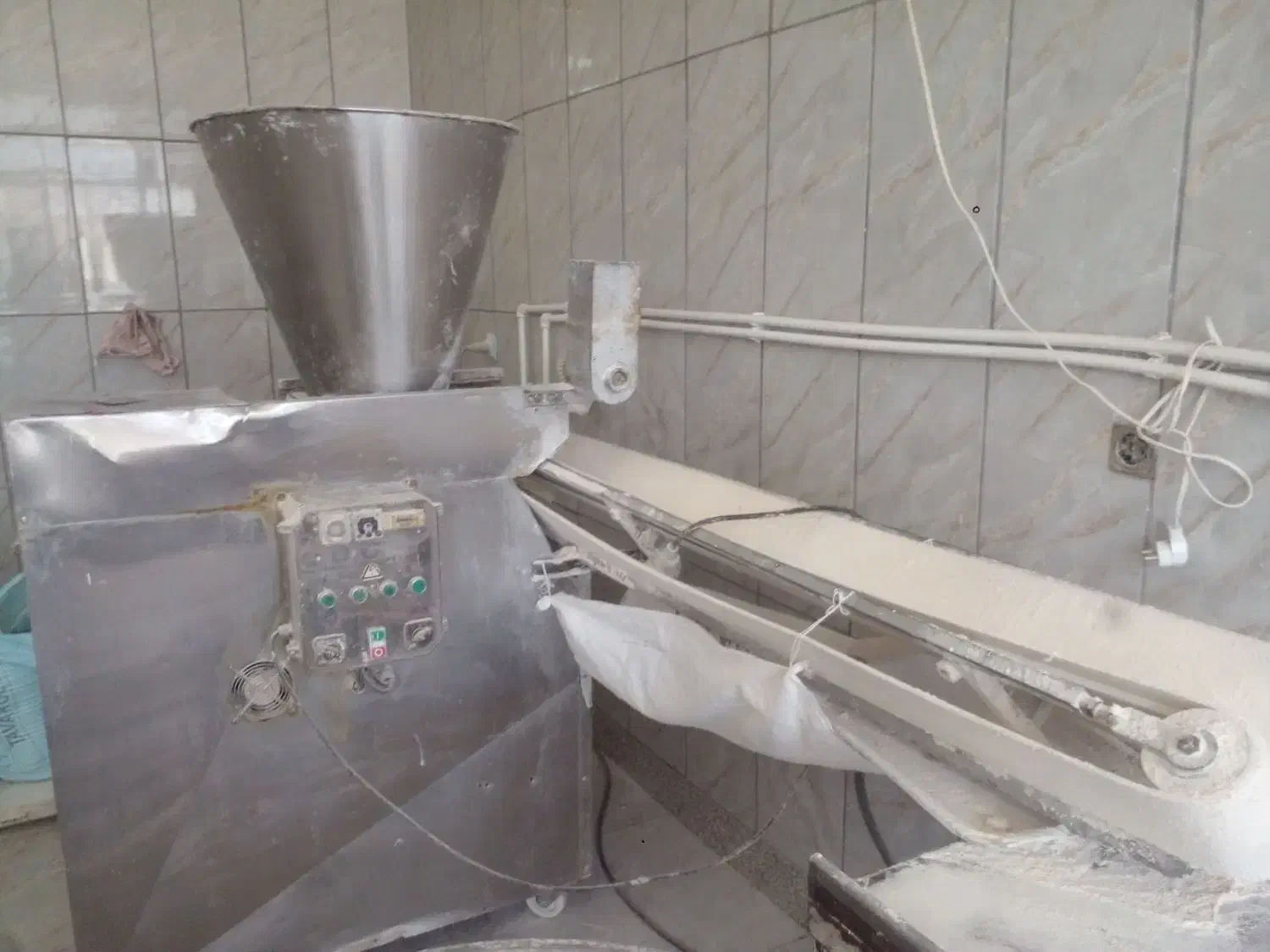 دستگاه چانه گیر به همراه میز|ماشین‌آلات صنعتی|بن, |دیوار