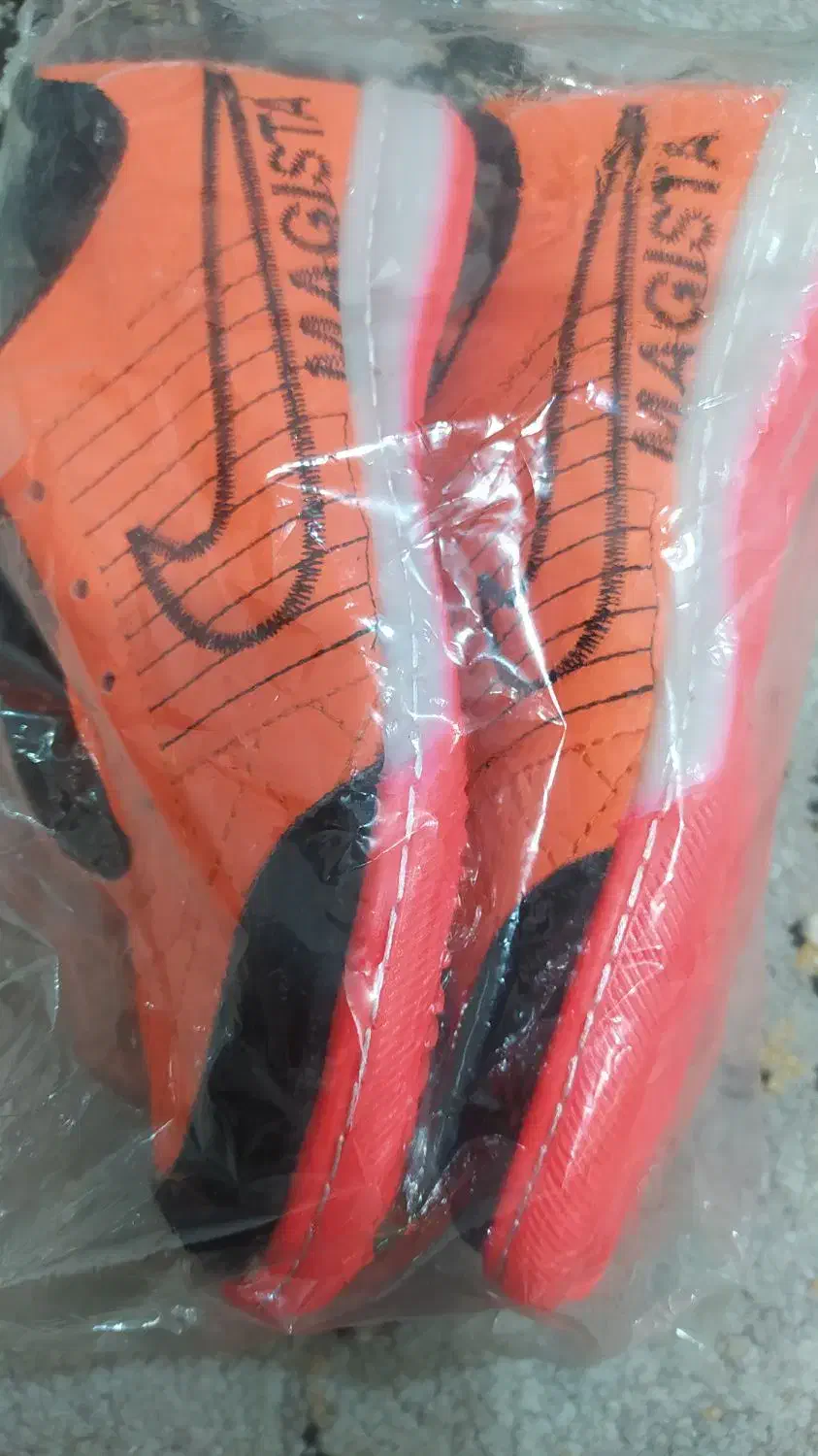 یک عدد کفش ودوعددلباس ورزشی پسرانه نوبفروش میرسد|کفش و لباس بچه|بندر امام خمینی, |دیوار