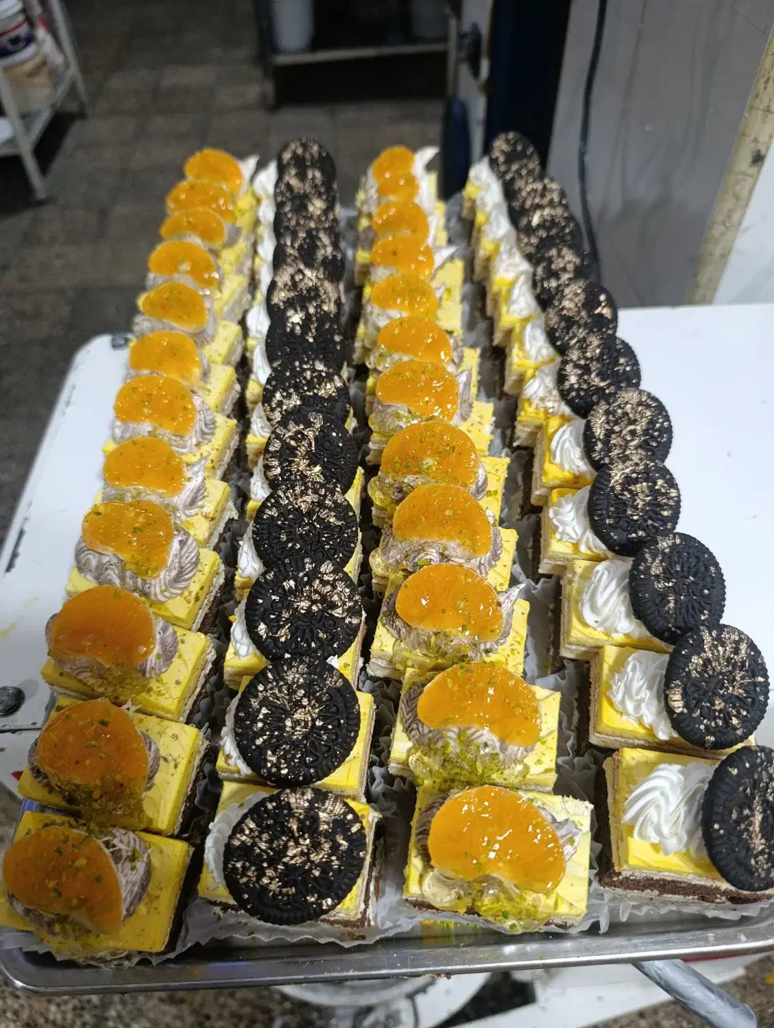 کارگاه تولیدی شیرینی تر و دسر و کیک تولد|خدمات پذیرایی، مراسم|فولادشهر, B1|دیوار