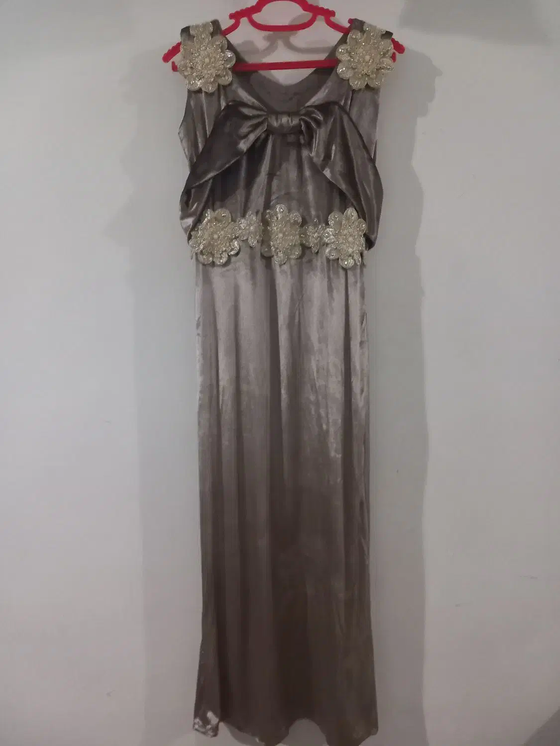 تعدادی لباس مجلسی|لباس|شادگان, |دیوار