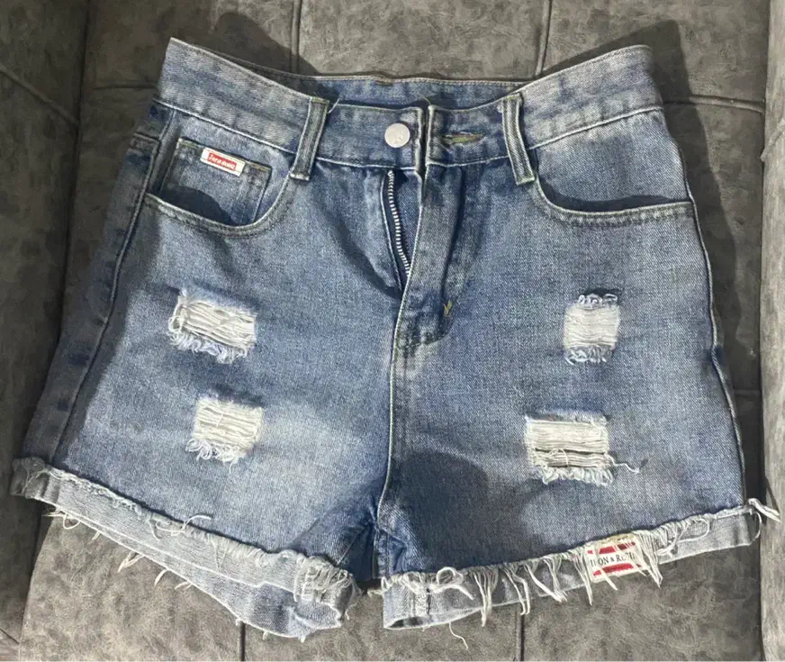 شلوارک لی|لباس|شیراز, دست خضر|دیوار