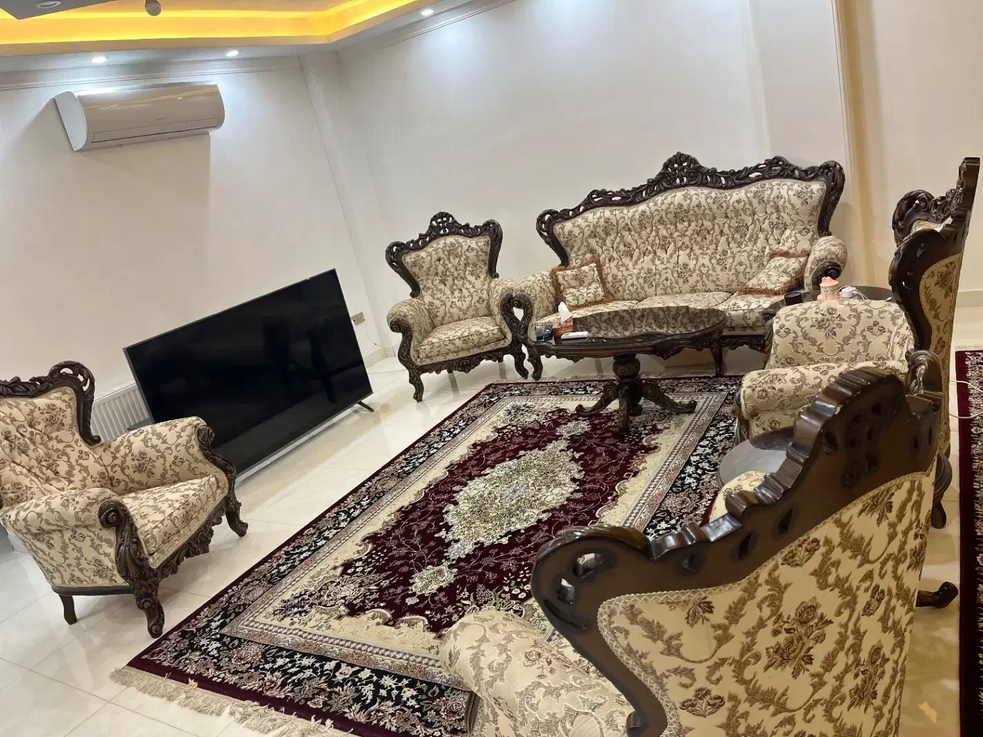 ست کامل مبل سلطنتی و میز ناهارخوری|مبلمان خانگی و میز عسلی|رشت, گلسار|دیوار