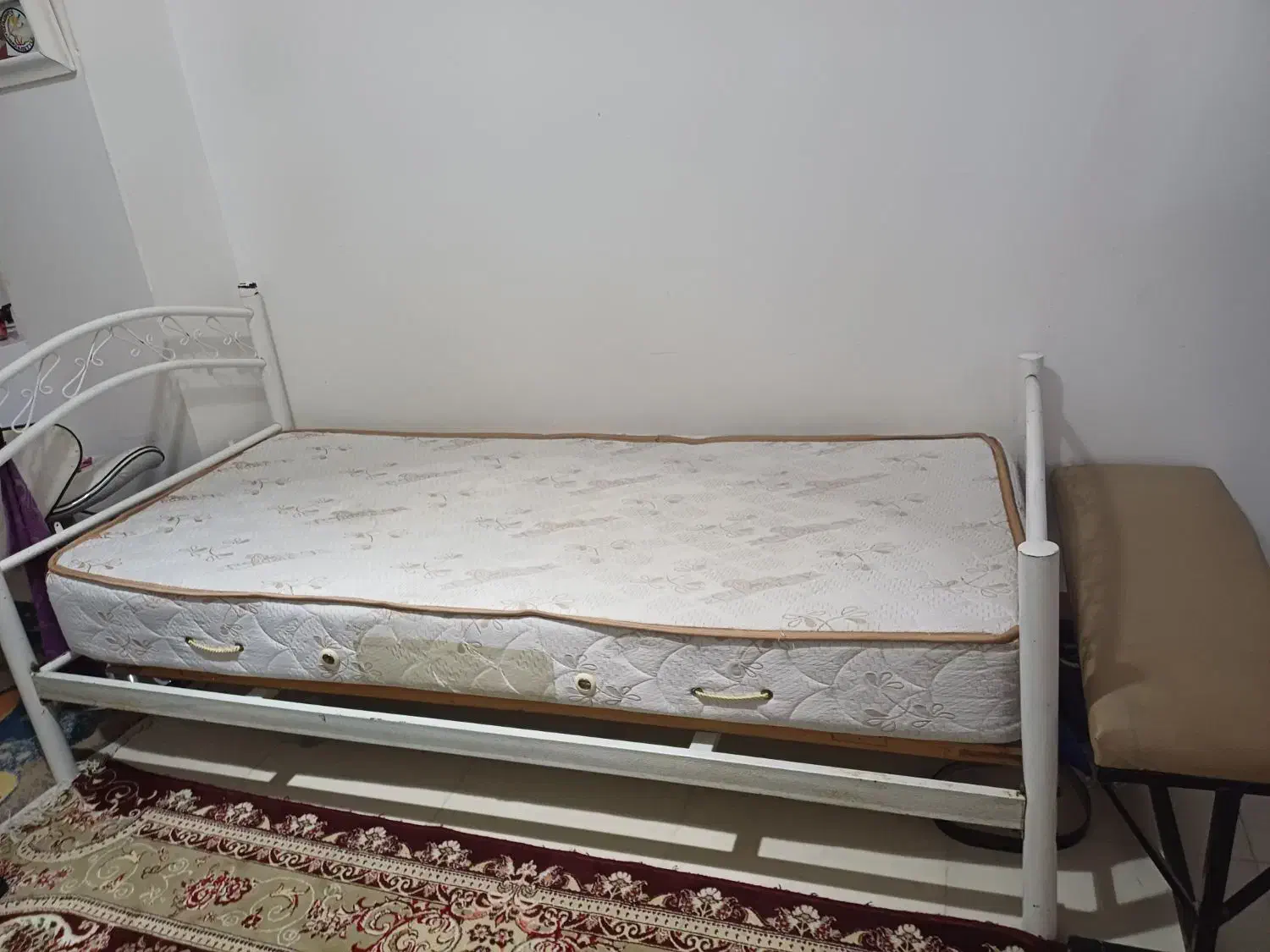 تختخواب و تشک|تشک تختخواب|میانه, |دیوار