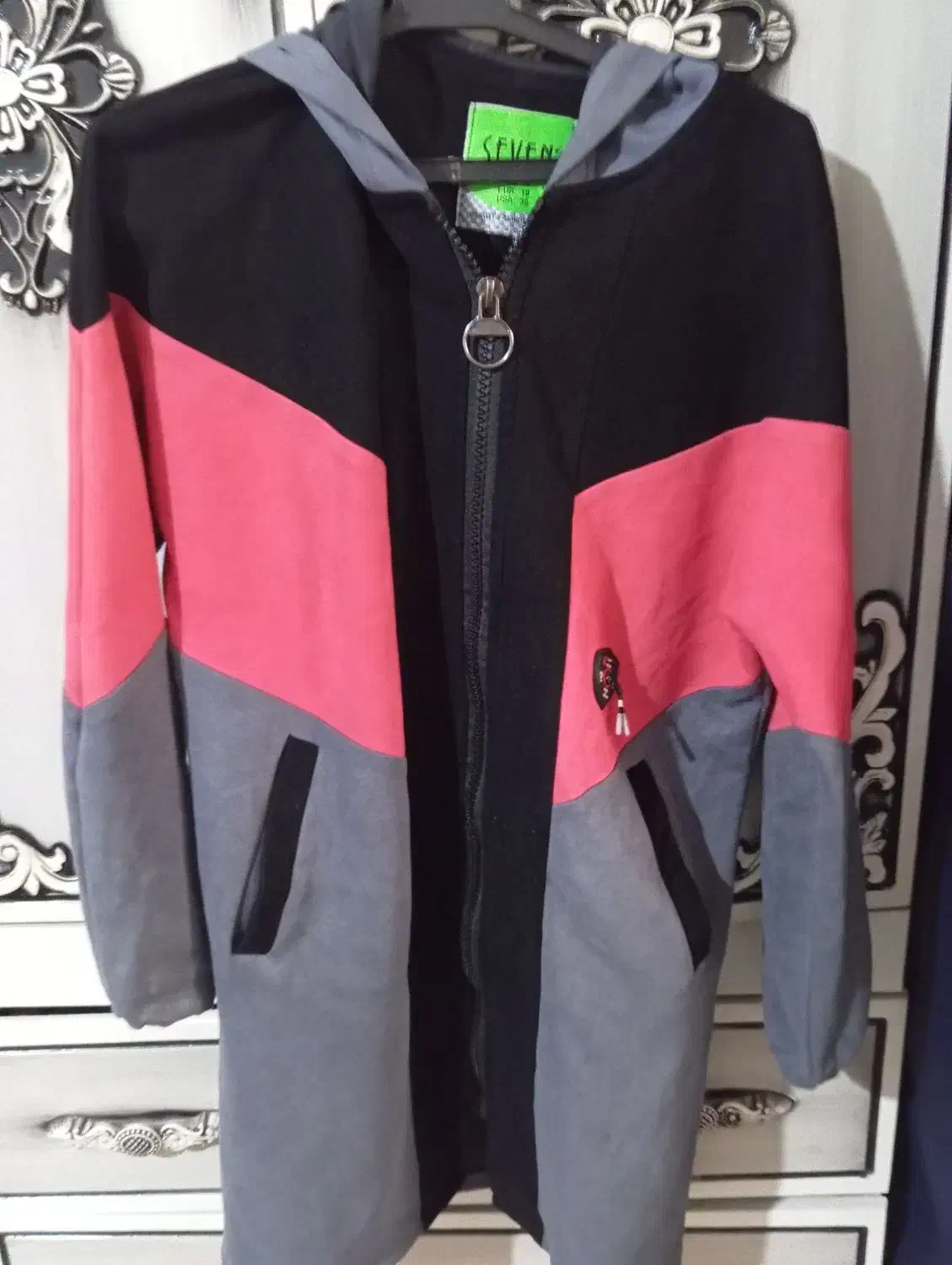 کاپشن|لباس|قم, شهر قائم|دیوار