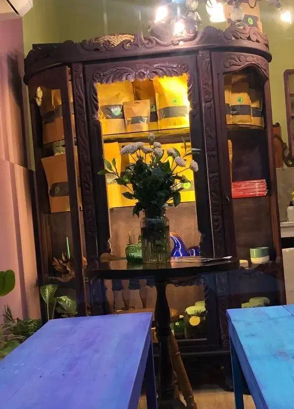 بوفه قدیمی چوبی منبت پتینه کاری|کلکسیون اشیاء عتیقه|رشت, سعدی (تختی)|دیوار