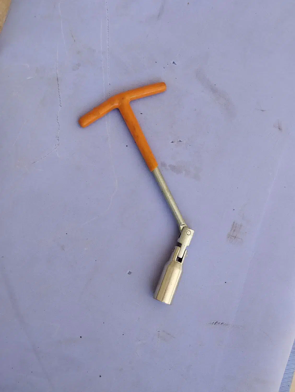 خطر مثلثی و آچار چرخ و آچار شمع و آچار جک|قطعات یدکی و لوازم جانبی|قم, شاه سید علی|دیوار