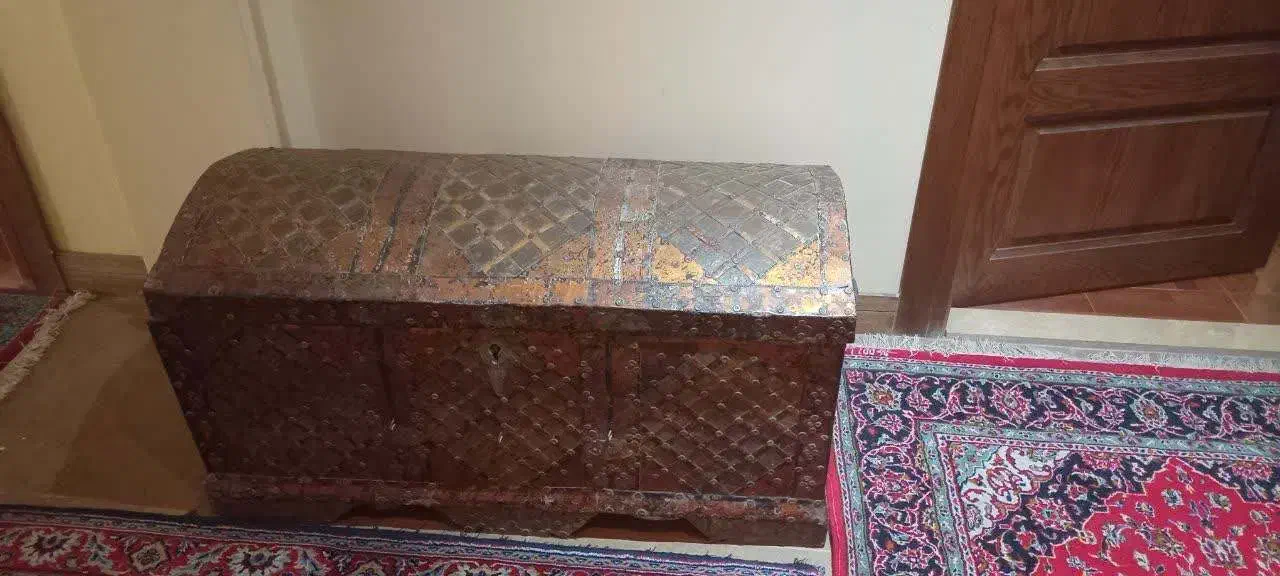 صندوق|کلکسیون اشیاء عتیقه|اصفهان, باغ نگاره|دیوار