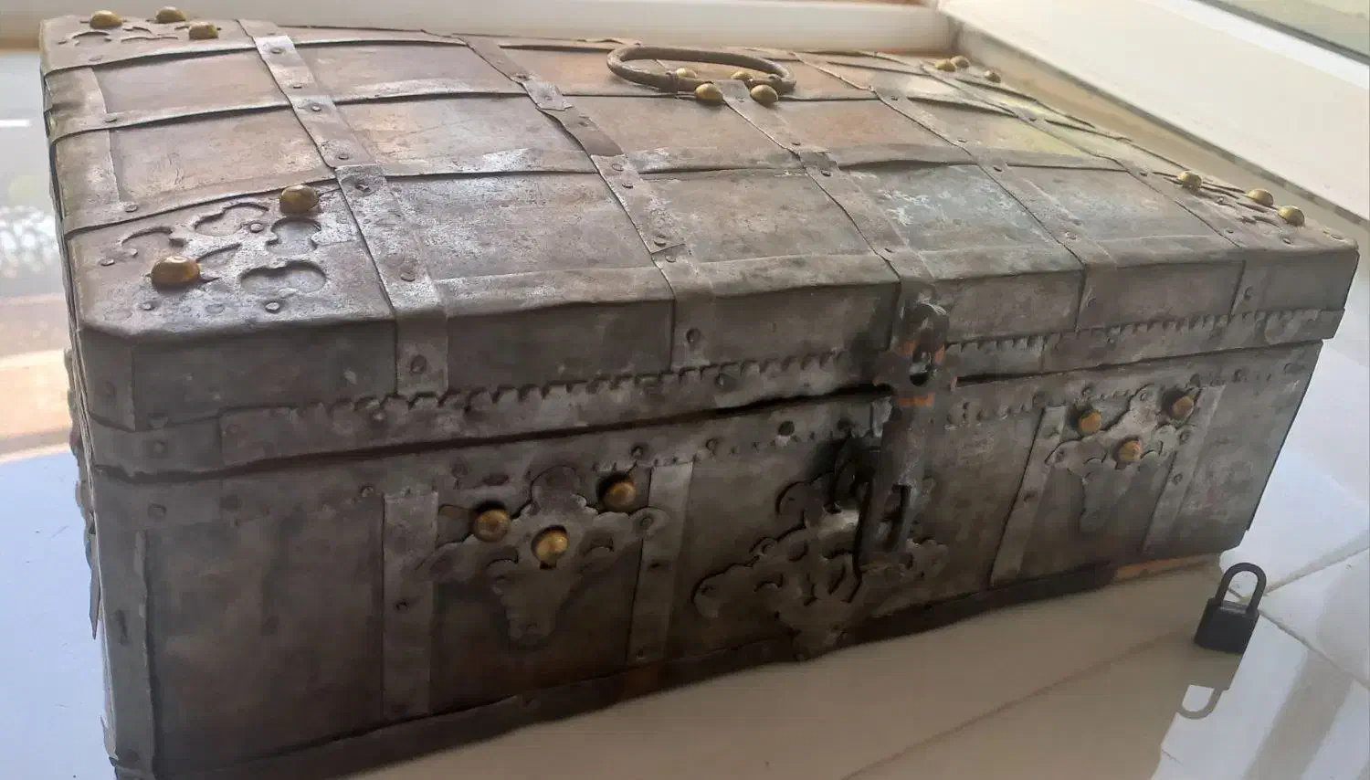 صندوقچه قدیمی|کلکسیون اشیاء عتیقه|قم, بنیاد|دیوار