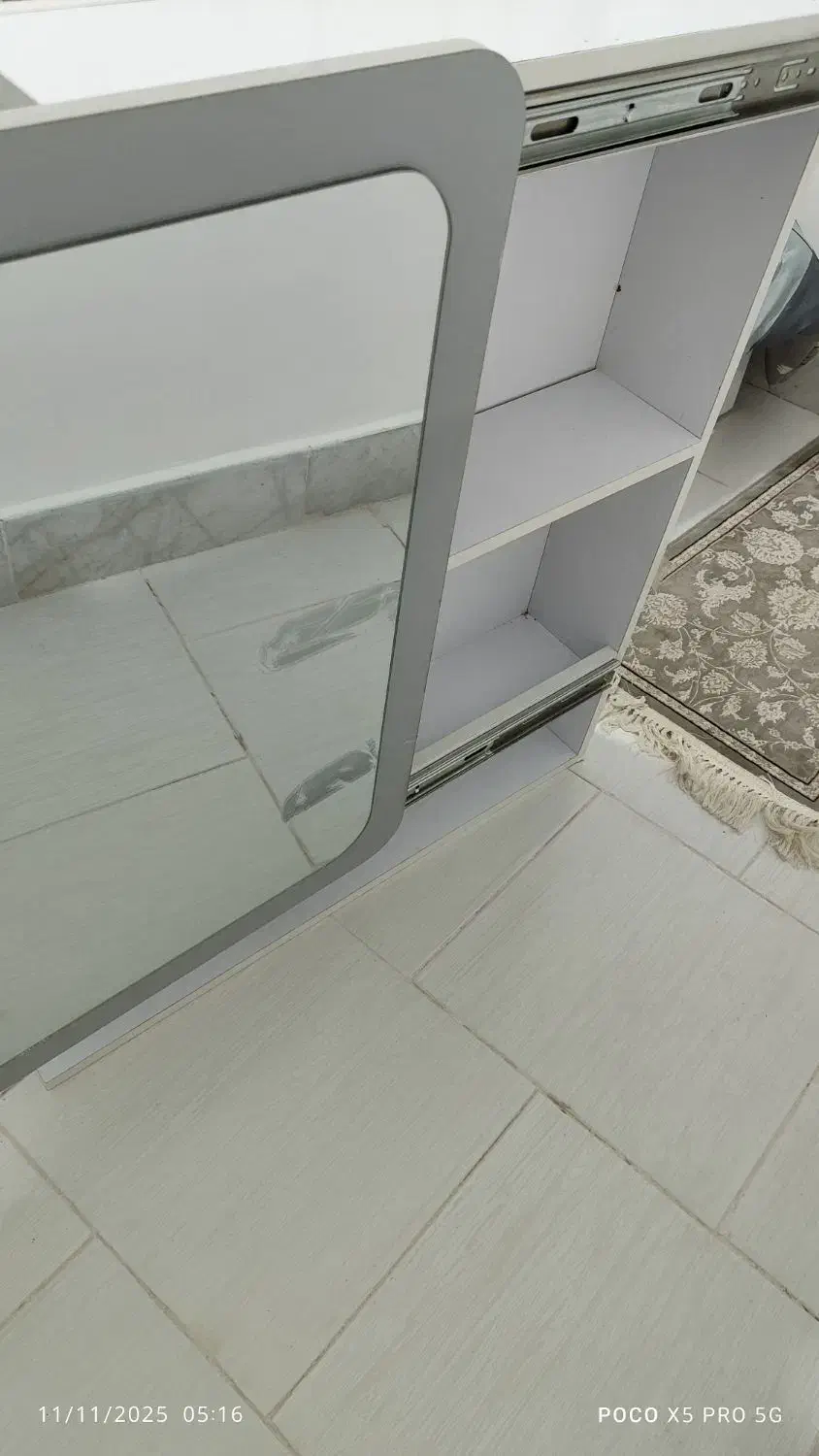 یک عدد آینه ریلی نو تمیز|آینه|سبزوار, هویزه|دیوار