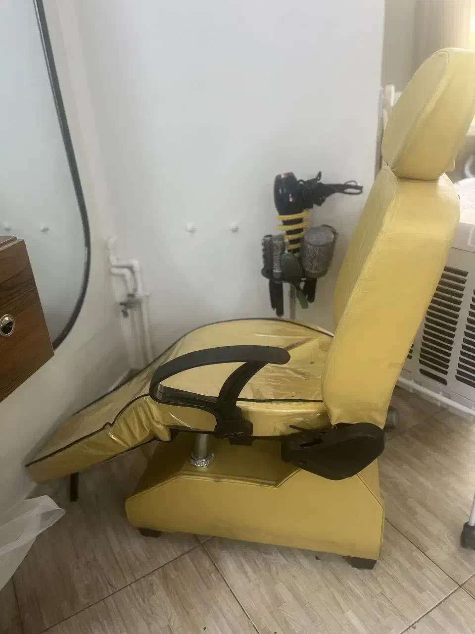 صندلی ومیزارایشگاهی سالم ومرتب|آرایشگاه و سالن‌های زیبایی|رودهن, |دیوار