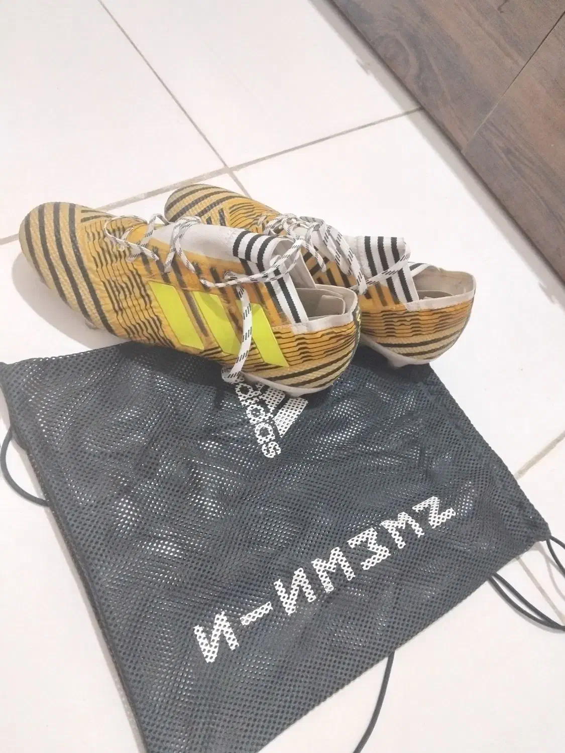 کفش فوتبال آدیداس کلاس A|کیف، کفش، کمربند|اندیشه, اندیشه فاز ۱|دیوار