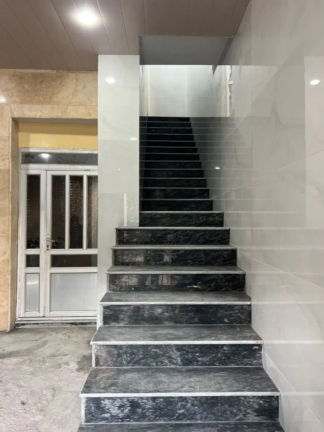 ویلا ویو دریا تازه ساخت|اجارهٔ کوتاهمدت ویلا و باغ|بندر انزلی, اطبا|دیوار