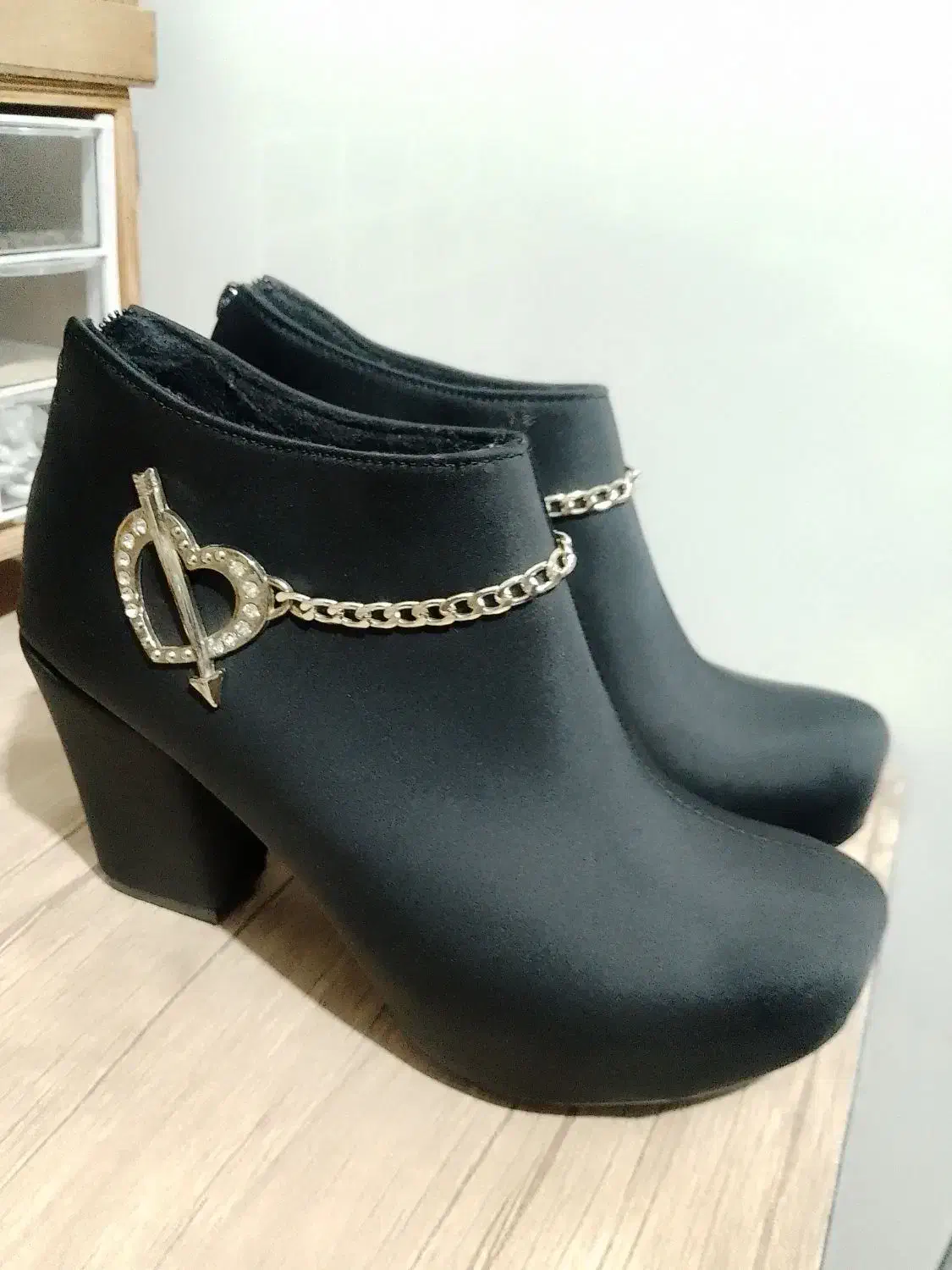 کفش|کیف، کفش، کمربند|فردوسیه, |دیوار