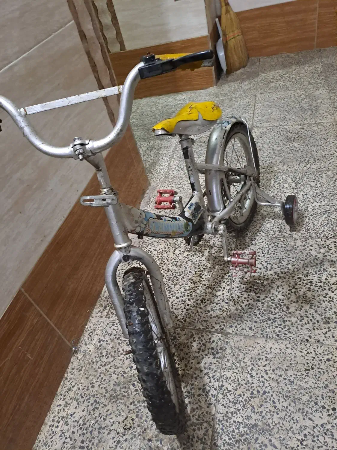 دوچرخه|دوچرخه، اسکیت، اسکوتر|بابل, |دیوار