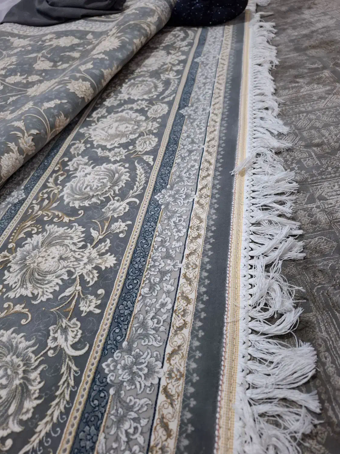 فرش ۱۲متری یک تخته بخاطر کمبود جا|فرش|تهران, خاک سفید|دیوار