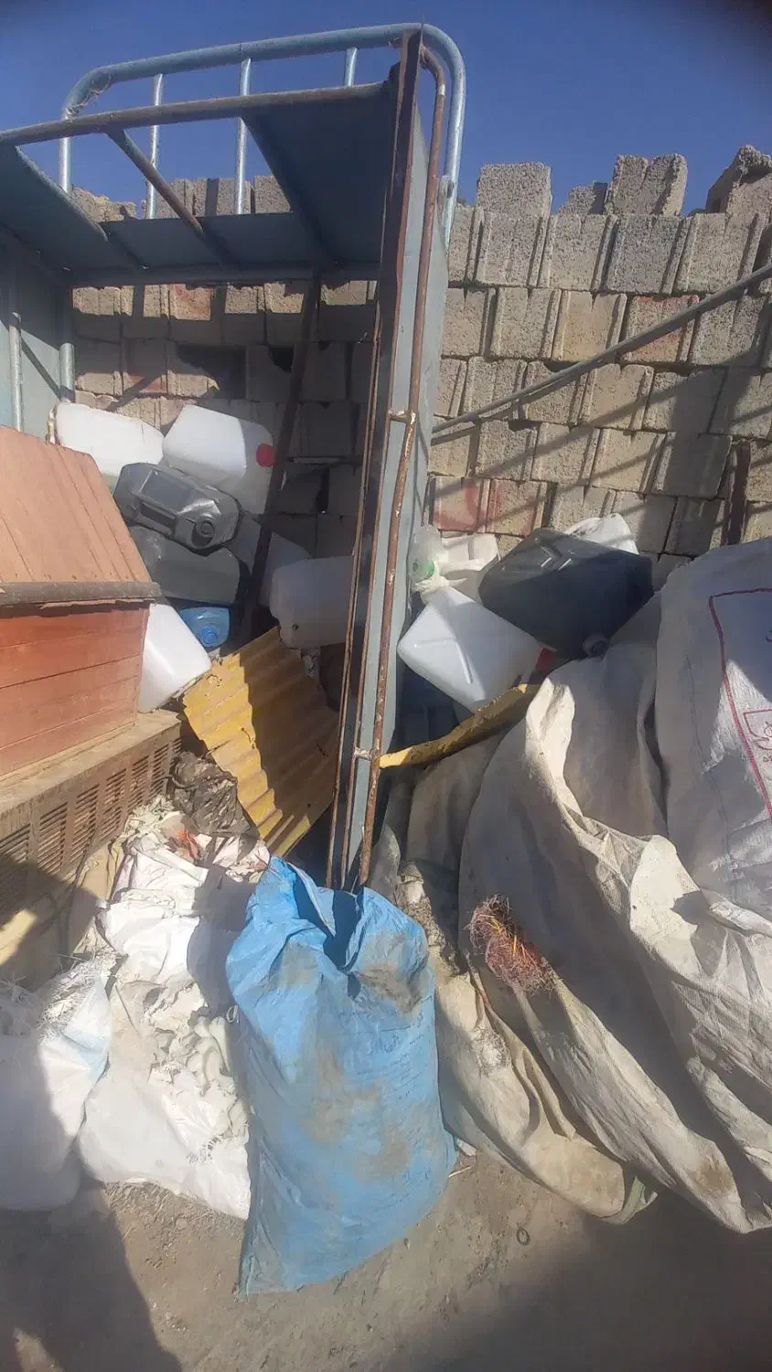 بیست لیتری دونه ۱۲تومن و حلب روغن ۲۵|ظروف نگهدارنده، پلاستیکی، یک‌بارمصرف|قهدریجان, |دیوار