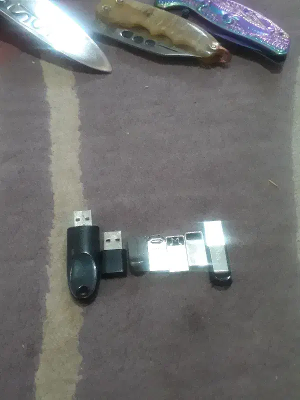 انواع‌فلش‌۱۶و۳۲‌و۸گیک‌اصل‌پرآهنگ|لوازم جانبی موبایل و تبلت|قزوین, |دیوار