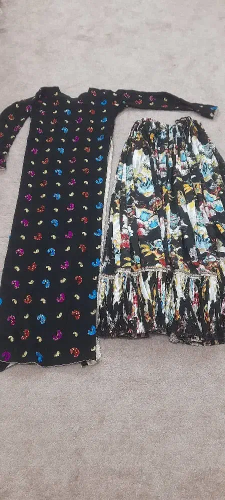 تعدادی لباس محلی|لباس|دهدشت, |دیوار