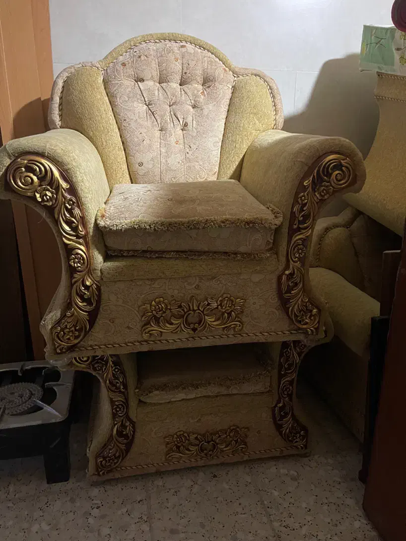 مقداری اثاثیه منزل|مبلمان خانگی و میز عسلی|پیر بکران, |دیوار