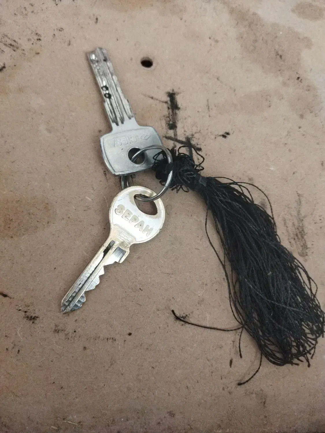 دو عدد کلید در مسیر گلباد پیدا شده|اشیا|اهر, |دیوار