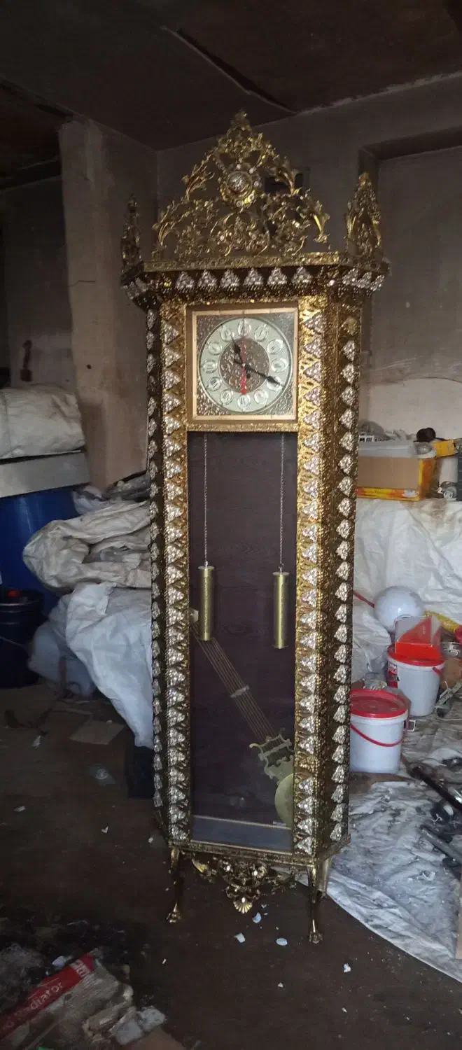 ویترین برنجی ساعت دار|صنایع دستی و سایر لوازم تزئینی|قم, بیست متری ولیعصر|دیوار