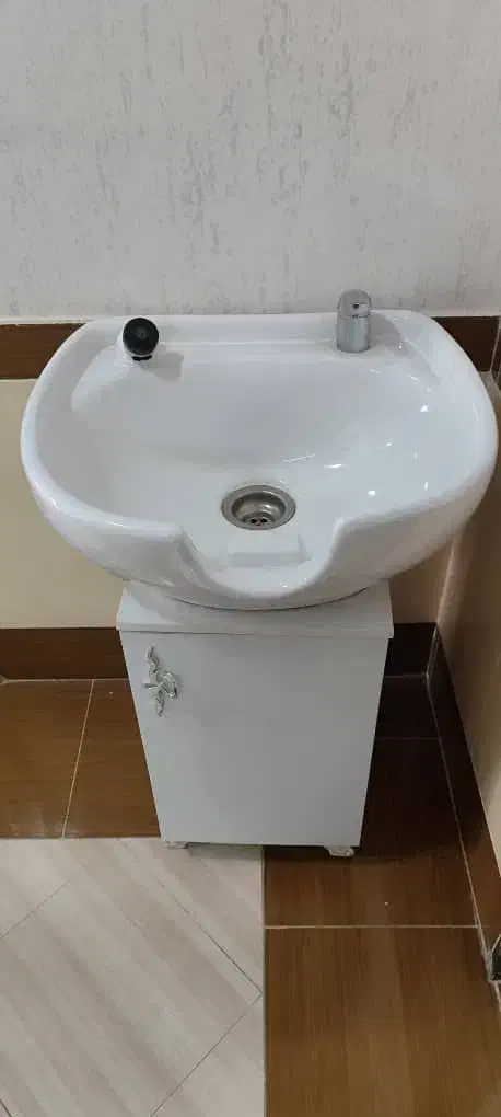 تجهیزات ارایشگاهی|آرایشگاه و سالن‌های زیبایی|میاندوآب, |دیوار