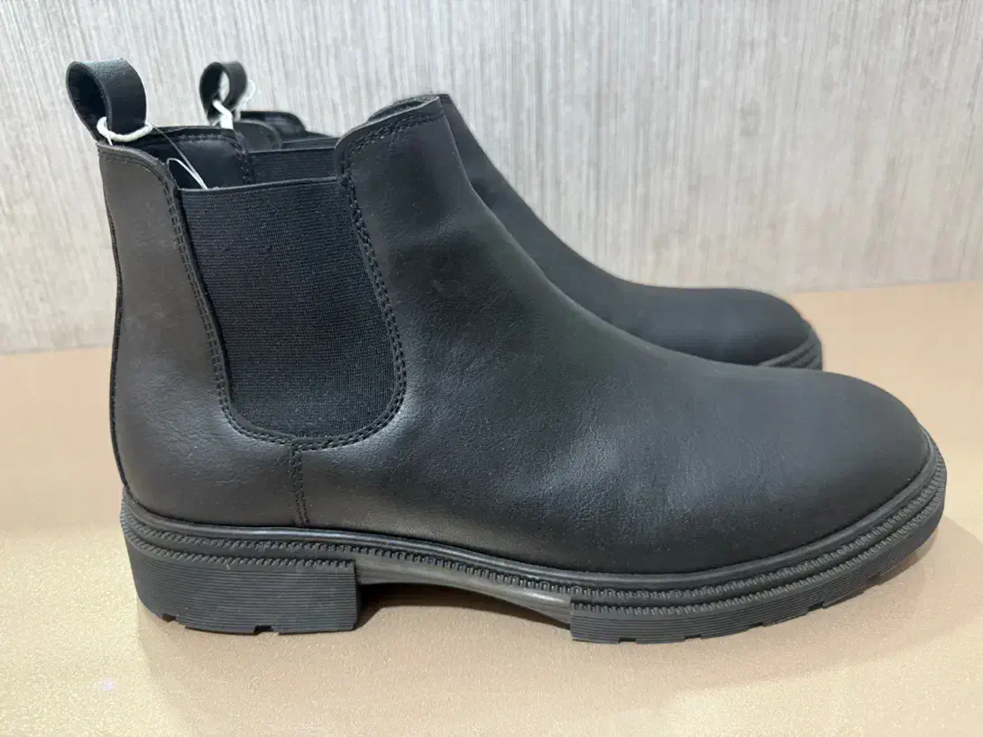 پوتین|کیف، کفش، کمربند|خوی, |دیوار