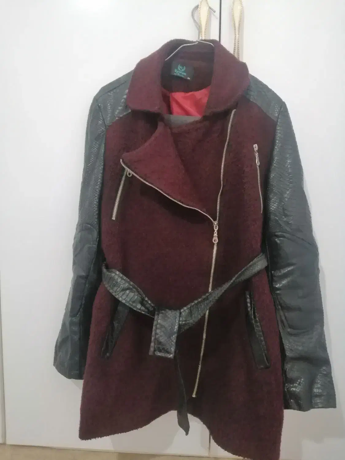 کاپشن|لباس|سلماس, |دیوار