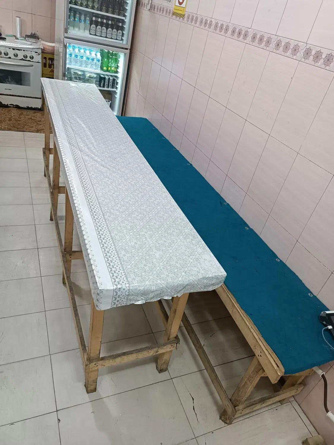 میز و نیمکت 4 عدد|صندلی و نیمکت|رودبنه, |دیوار