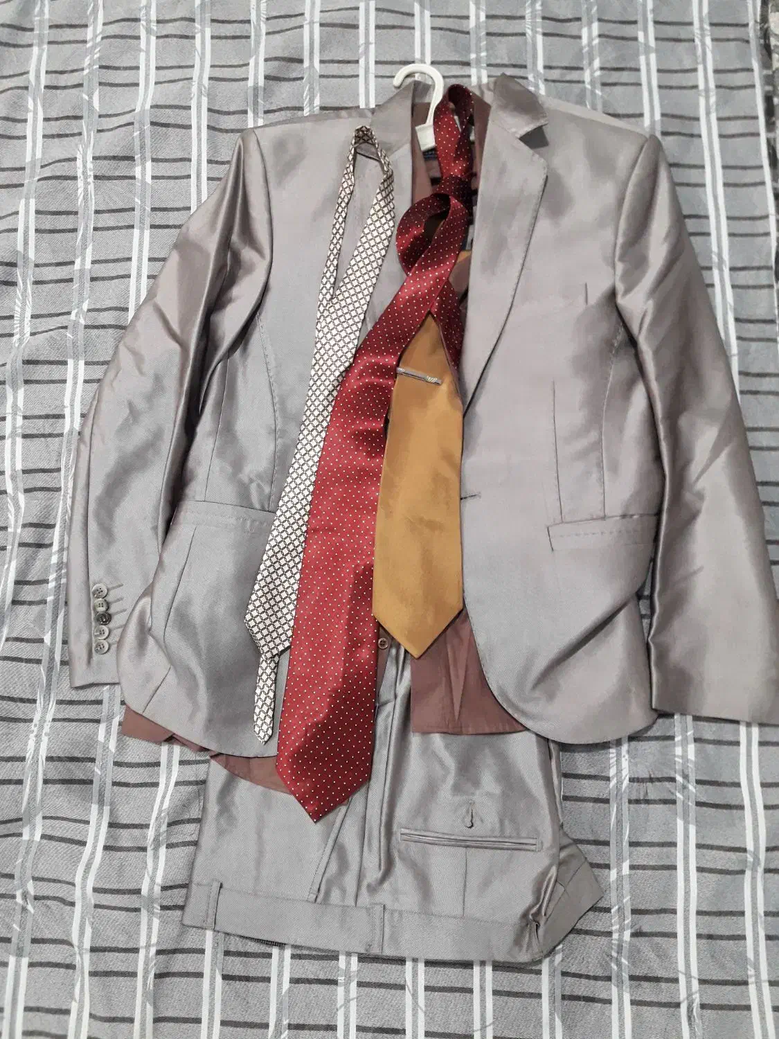 کت وشلواروکافشن|لباس|فلاورجان, |دیوار