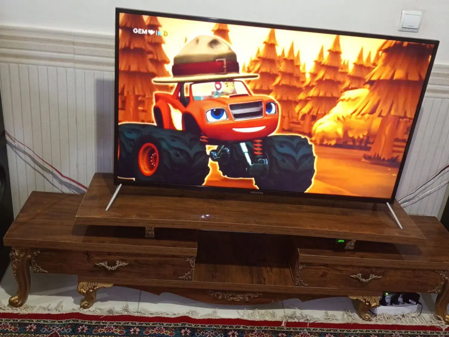 تلوزیون|تلویزیون و پروژکتور|رباط‌کریم, شترخوار|دیوار