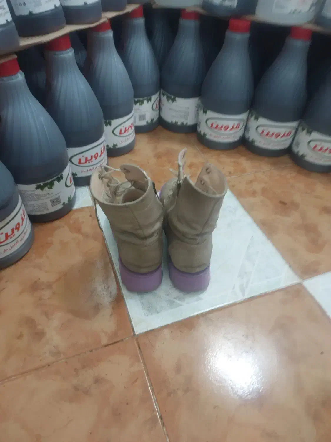 پوتین ترک|کیف، کفش، کمربند|سیاهکل, |دیوار