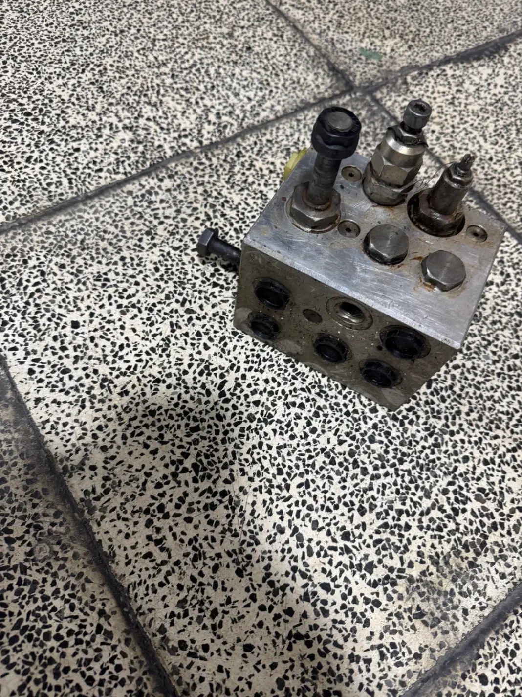 لوازم لودر هیوندای|قطعات یدکی و لوازم جانبی|ری, علایین|دیوار