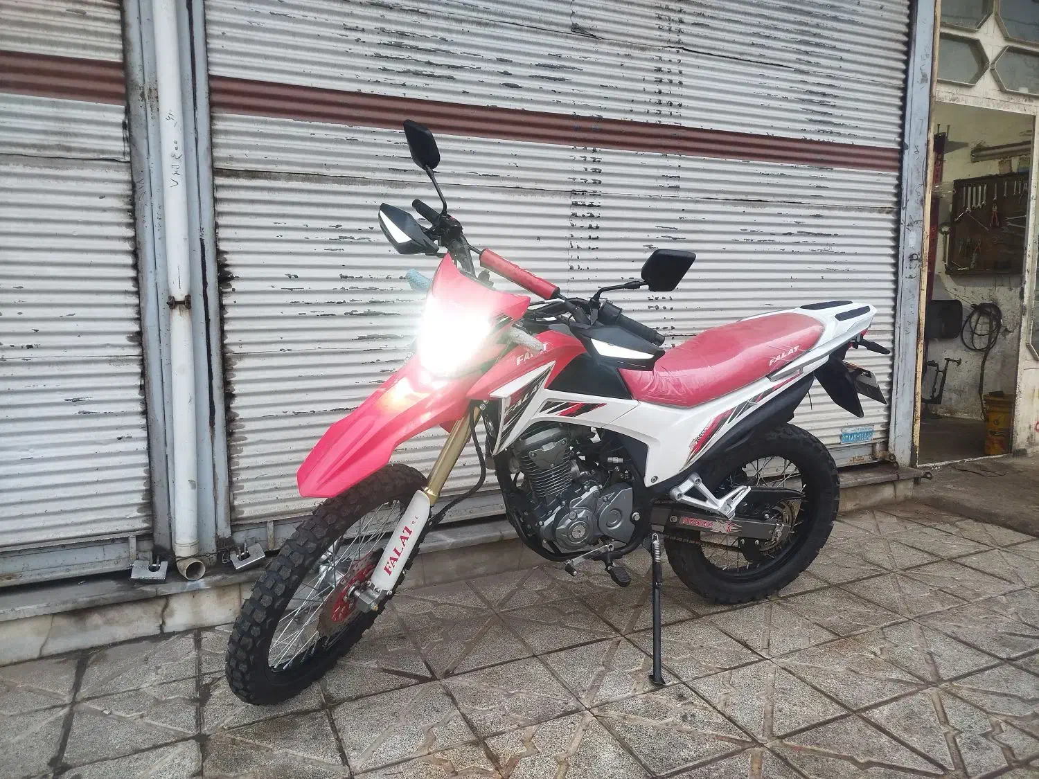 موتور تریل فلات|موتورسیکلت|میانه, |دیوار