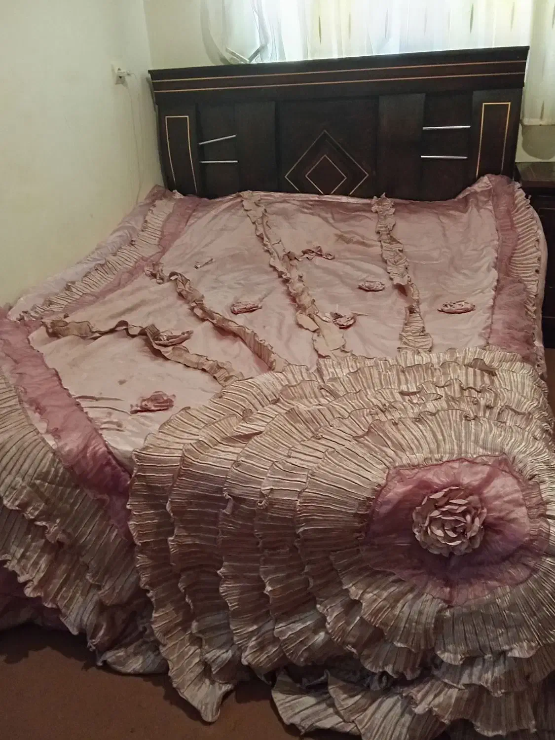 روتختی کالباسی ب تنهایی رو بالشتی نداره|سرویس روتختی|فولادشهر, مسکن مهر فولادشهر|دیوار